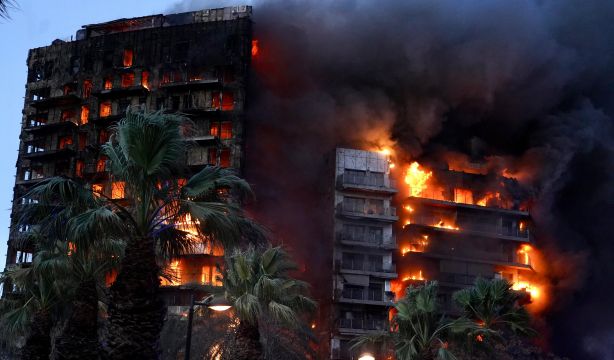 Diez muertos en el devastador incendio que ha arrasado un edificio en Valencia