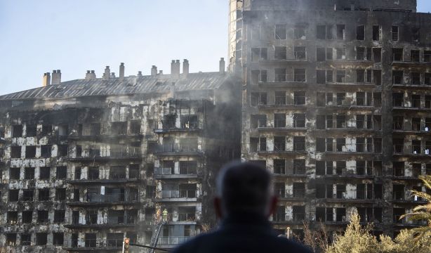 Vicente, vecino del edificio incendiado en Valencia: "Ardió como una falla"