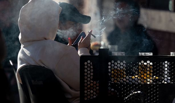 'No fumadores' pide al Gobierno prohibir la venta de cigarrillos electrónicos desechables(Europa Press)