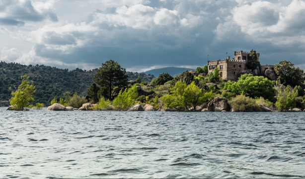 A la venta por 2,95 millones de euros una isla privada con castillo a una hora de Madrid (Idealista)
