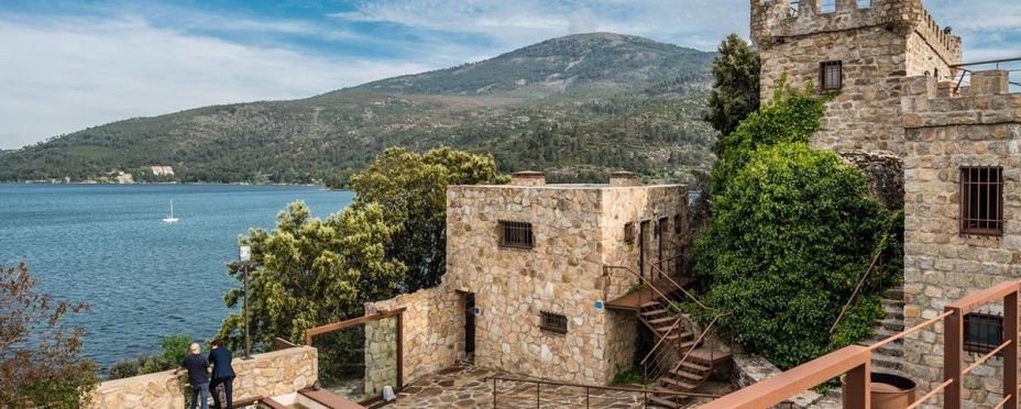 A la venta por 2,95 millones de euros una isla privada con castillo a una hora de Madrid (Idealista)