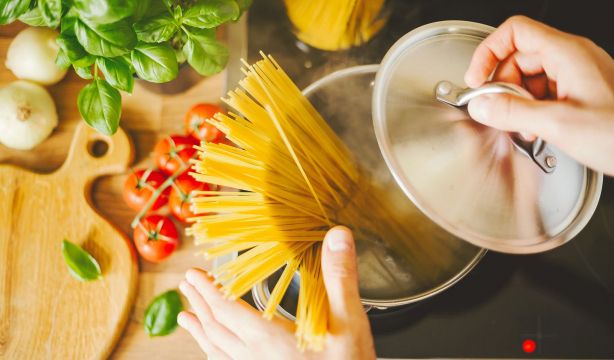 El truco para evitar que se pegue la pasta al cocerla (Big Stock)