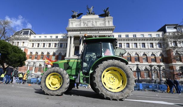 Los tractores vuelven a colapsar Madrid: "Nuestra ruina será tu hambre"