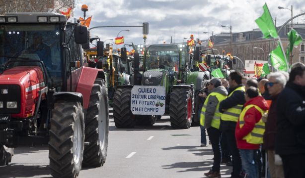 Los tractores vuelven a colapsar Madrid: "Nuestra ruina será tu hambre"