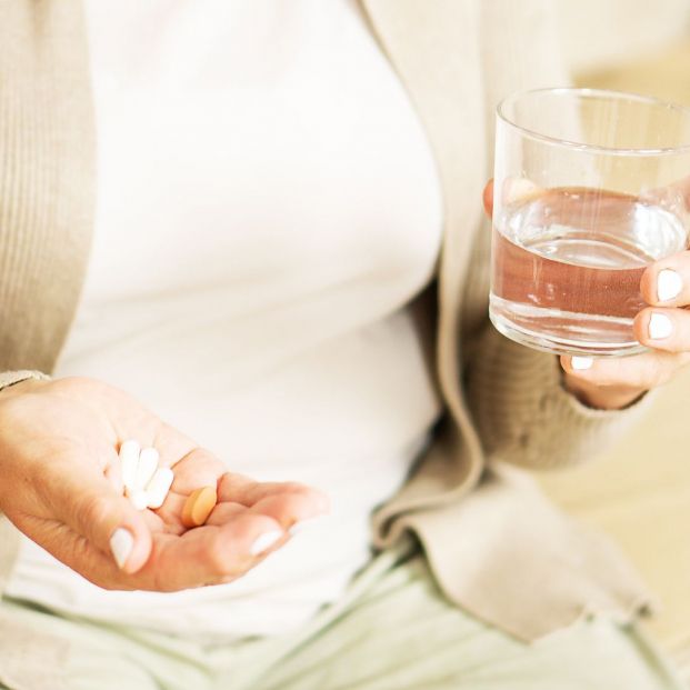 bigstock mujer mayor automedicacion