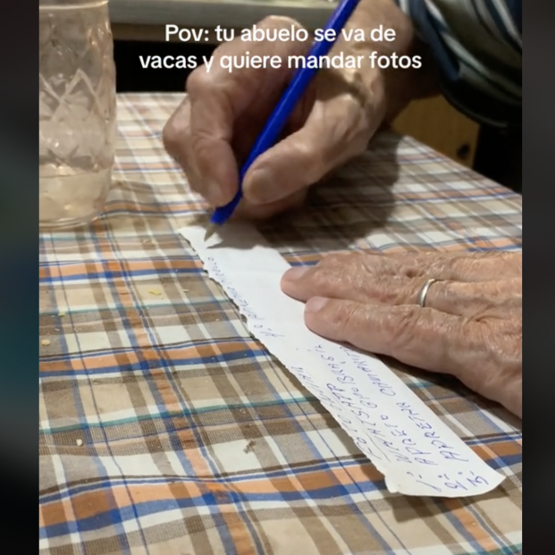 Le enseña a su abuelo a usar el móvil y su reacción se vuelve viral Le enseña a su abuelo a usar el móvil y su reacción se vuelve viral
