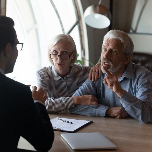 La banca, obligada por ley a atender presencialmente a los mayores. Foto: Bigstock