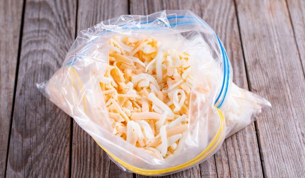 El truco viral para que el queso rallado no se ponga malo
