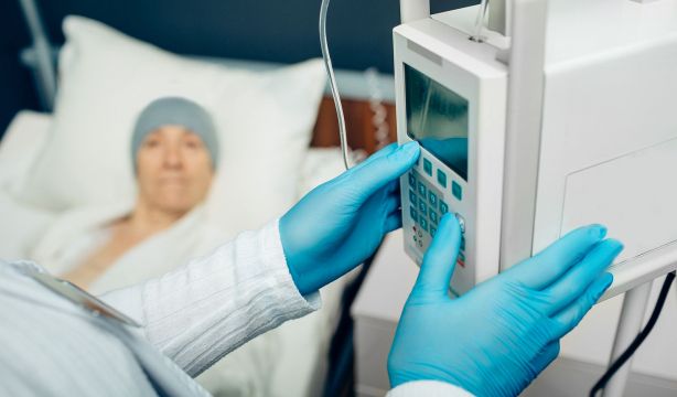 Cáncer de colon en menores de 50 años: este es el síntoma que no debes ignorar