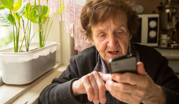 Los mayores cuentan sus problemas al usar el móvil: "Enviar fotos por WhatsApp y seguir en redes"