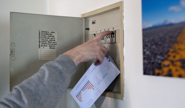 EuropaPress 4173740 hombre sube plomos luz factura luz mano enero 2022 madrid espana precio