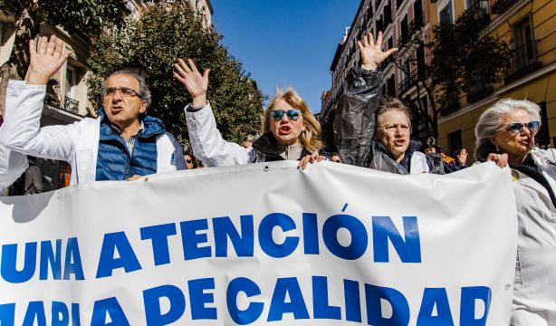 Sanidad se abre a excluir a los médicos mayores de 55 años de las guardias
