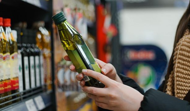 El precio del aceite de oliva virgen extra sigue subiendo y se dispara un 73% en un año