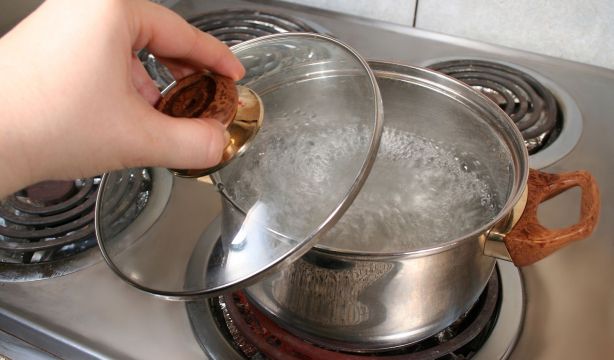 El sencillo truco para evitar que el agua hirviendo se salga de la olla