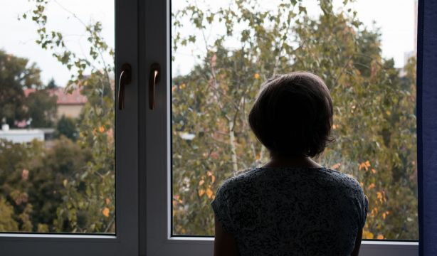 Una de cada diez personas sufre soledad persistente: el drama del que nadie habla