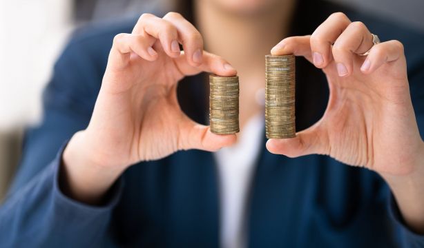 Las mujeres cobran un 30% menos de pensión que los hombres y se jubilan diez meses más tarde