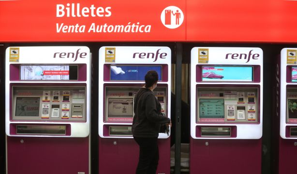 Nadie para ayudar a los mayores a sacar un billete de tren