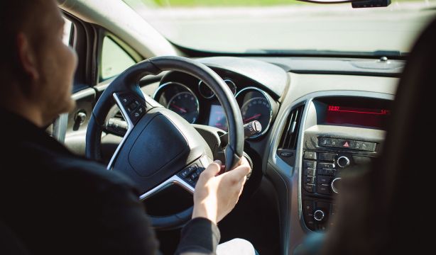 La velocidad exacta a la que debes conducir para ahorrar gasolina (Bigstock)