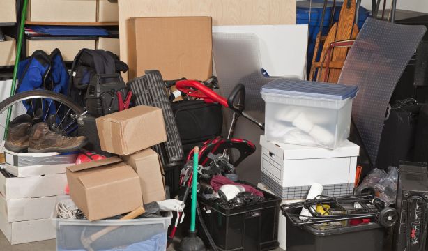 ¿Se puede usar una plaza de garaje como trastero? Esto dice la Ley de Propiedad Horizontal (Bigstock)