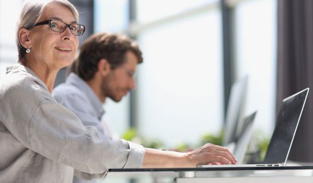 Artículo HelpAge: "Combatir la brecha de género en el ámbito laboral, una prioridad"