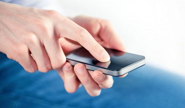 Sigue este truco para mantener las ranuras de tu móvil libres de polvo (Bigstock)