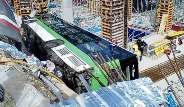 Al menos 14 heridos, uno crítico, al caer un autobús en el interior de unas obras en Cornellá