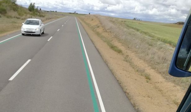 ¿Qué significa la línea verde que la DGT ha puesto en las carreteras?