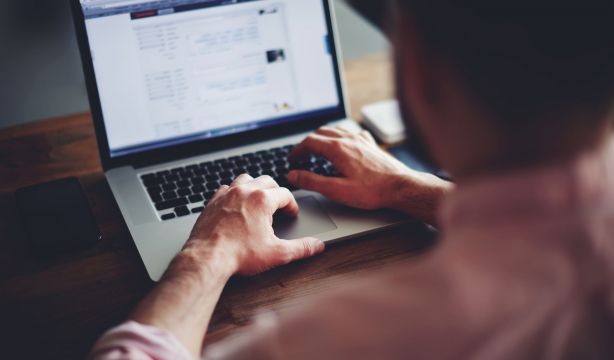 Estos son los pasos a seguir tras el fallecimiento de un familiar pensionista (Bigstock)