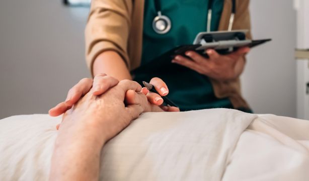 Los médicos alertan de que la burocracia de la ley de la eutanasia eterniza las peticiones (Bigstock)