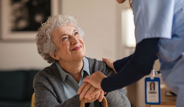 Investigadores desarrollan robots para facilitar la autonomía de las personas mayores en sus hogares (Bigstock)