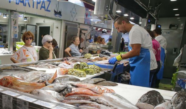 Los alimentos se moderan, con un alza del 5,3% en febrero, pero siguen subiendo más que la pensión