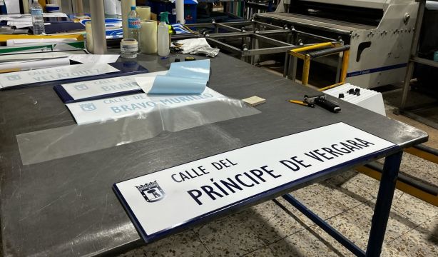 Así se fabrican las 61.174 placas que dan nombre a las calles de Madrid (Europa Press)