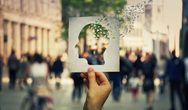 Con estos 5 hábitos saludables reducirás el riesgo de padecer demencia (Bigstock)