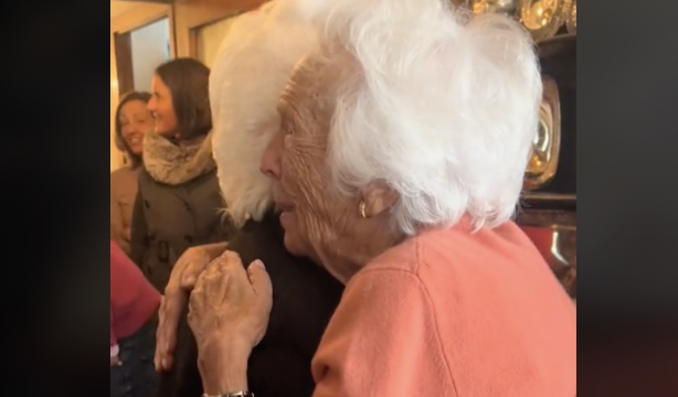 VÍDEO: Mejores amigas se reencuentran tras 15 años y su reacción se vuelve viral