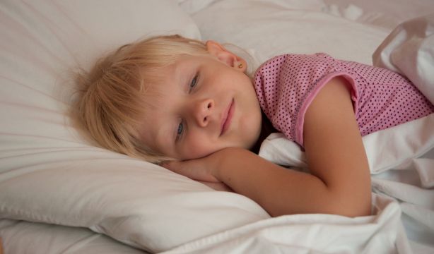 ¿Es peligroso dormir con los ojos abiertos? Un 20% de los españoles sufre esta alteración