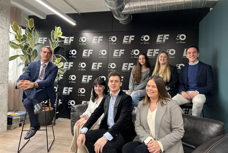 Xavier Martí junto con alumnos de diferentes programas de EF