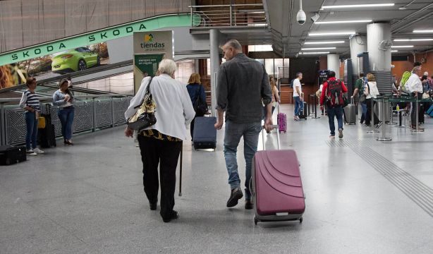 Viajeros del Imserso indignados en Atocha: “No sabemos dónde tenemos que ir”