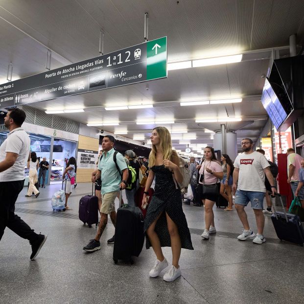 EuropaPress 5357476 grupo personas maletas camina pasillos estacion atocha almudena grandes (1) EuropaPress 5357476 grupo personas maletas camina pasillos estacion atocha almudena grandes (1)