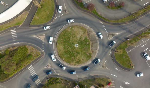 Las cinco multas que te puede poner la DGT por hacer mal las rotondas