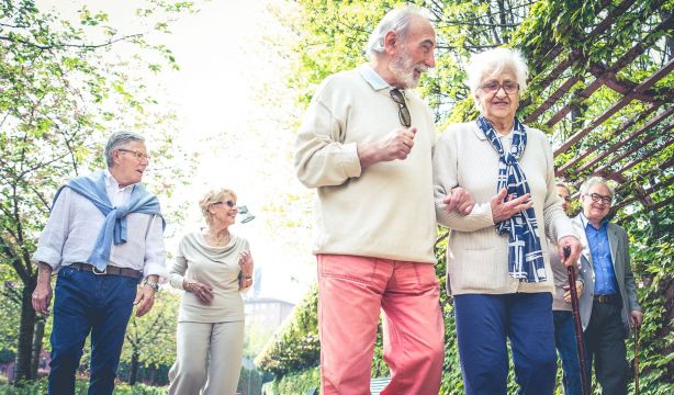 Los consejos de la OMS para llegar a los 80 como "muchos treintañeros"
