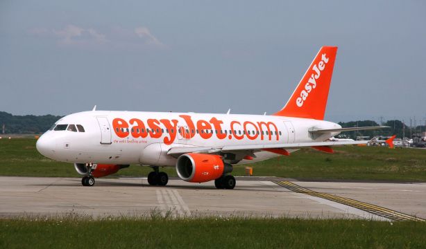 FACUA denuncia a Easyjet y Transavia por imponer a los usuarios un pago extra