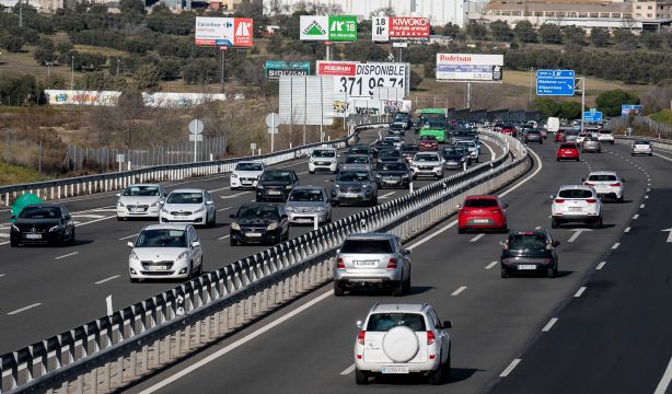 DGT aclara: ¿Debo apartarme del carril izquierdo si circulo a 120 km/h y alguien quiere adelantar?