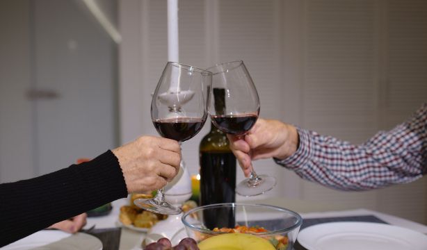 VÍDEO: Invita a sus abuelos a cenar por sorpresa y esta es su reacción viral (Bigstock)