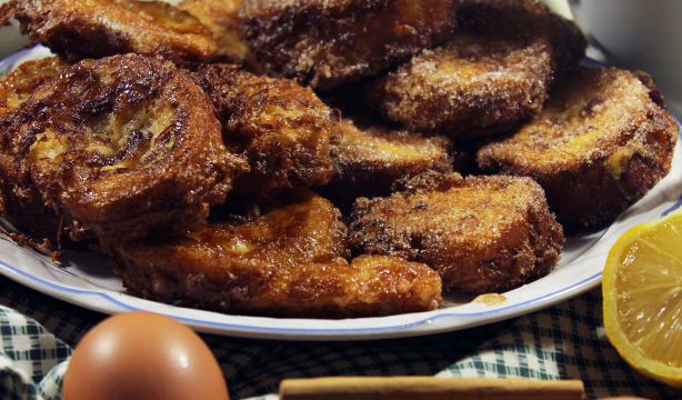 Receta de torrijas tradicionales y tres versiones de autor con productos muy madrileños. Foto: bigstock
