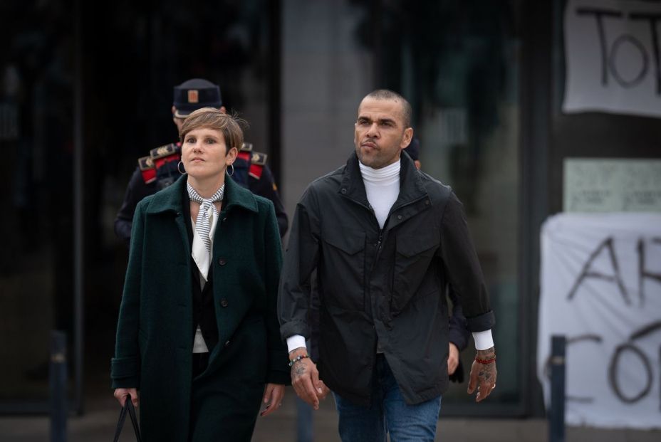 Dani Alves sale de la cárcel tras pagar la fianza de un millón de euros Dani Alves sale de la cárcel tras pagar la fianza de un millón de euros