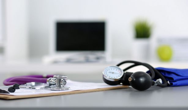 Saturación en la sanidad pública: un impedimento para acudir presencialmente al médico (Bigstock)