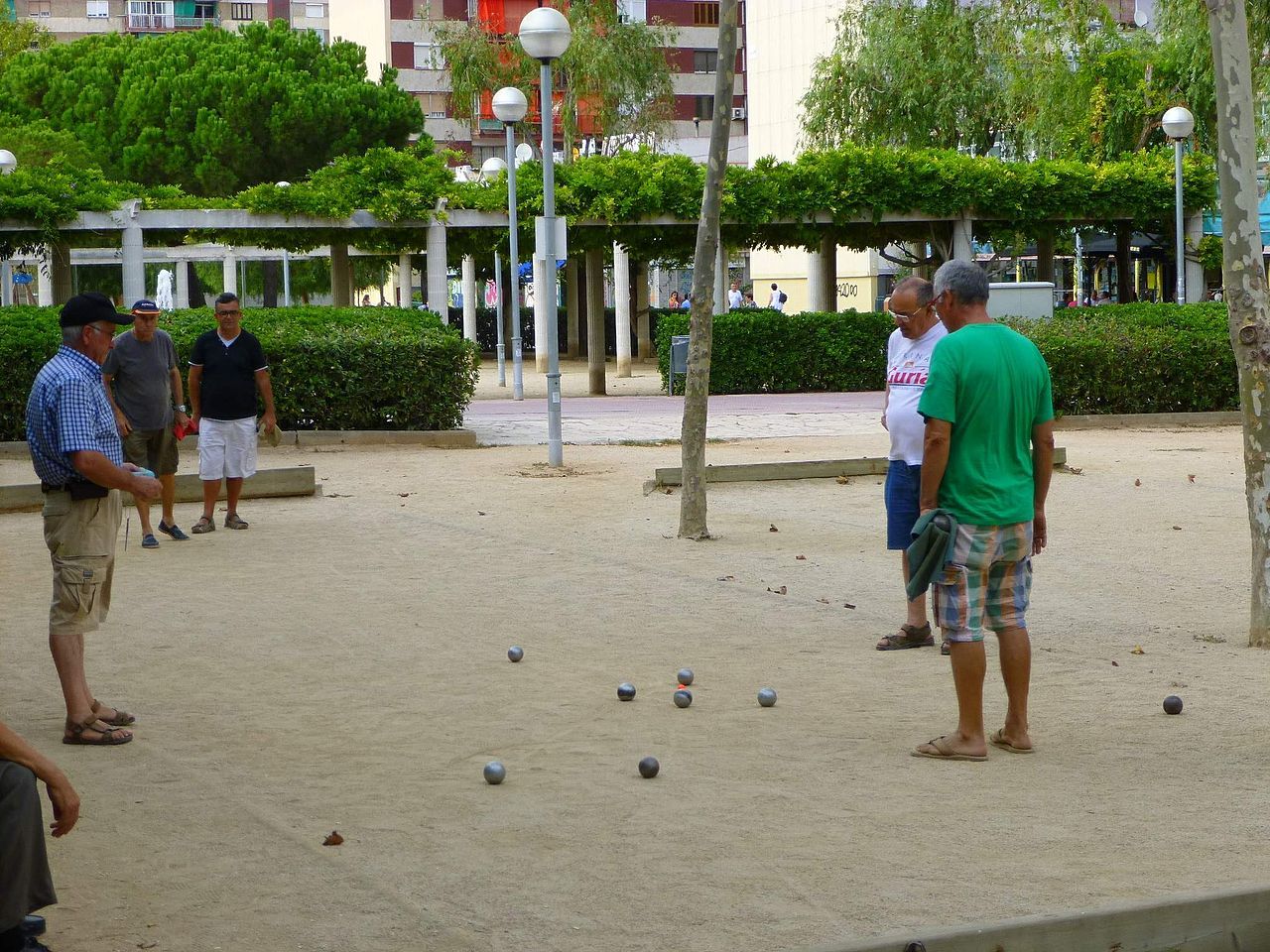 Personas jugando a la petanca en Hospitalet de Llobregat (Creative commons)