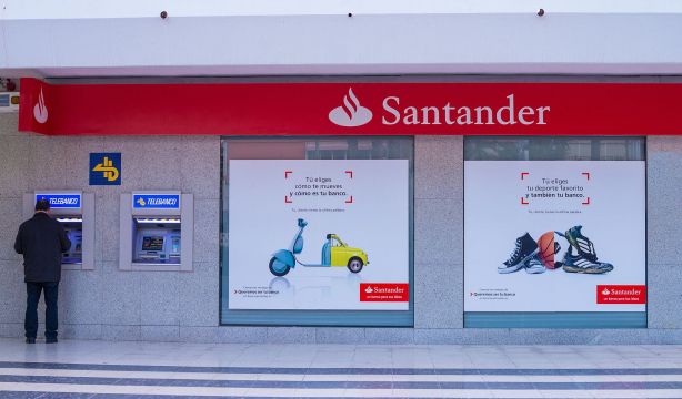 El Santander mima a sus accionistas pero tiene a sus clientes sin depósitos ni cuentas remuneradas