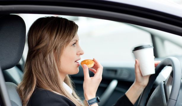 ¿Te pueden multar por quedarte sin gasolina? ¿Y por comer mientras conduces? (Bigstock)
