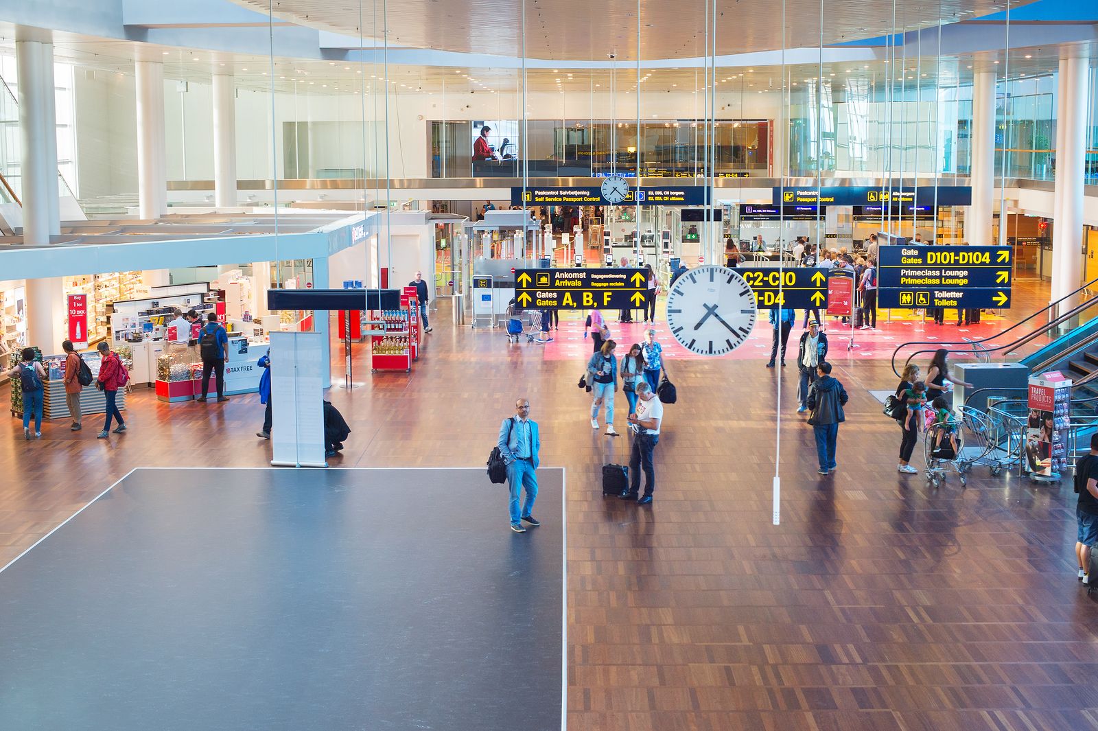 Pasos que debes dar antes de viajar a un país fuera de la UE y consejos imprescindibles; Hall del Aeropuerto de Copenhague